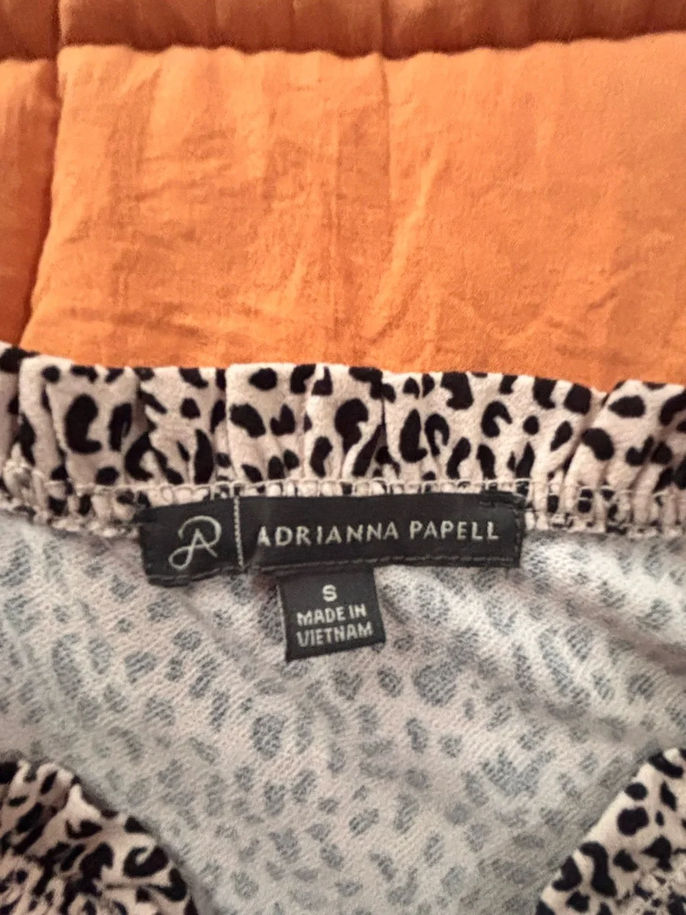 Adrianna Papell Cream and Black Printed V-Neck Blouse 👚